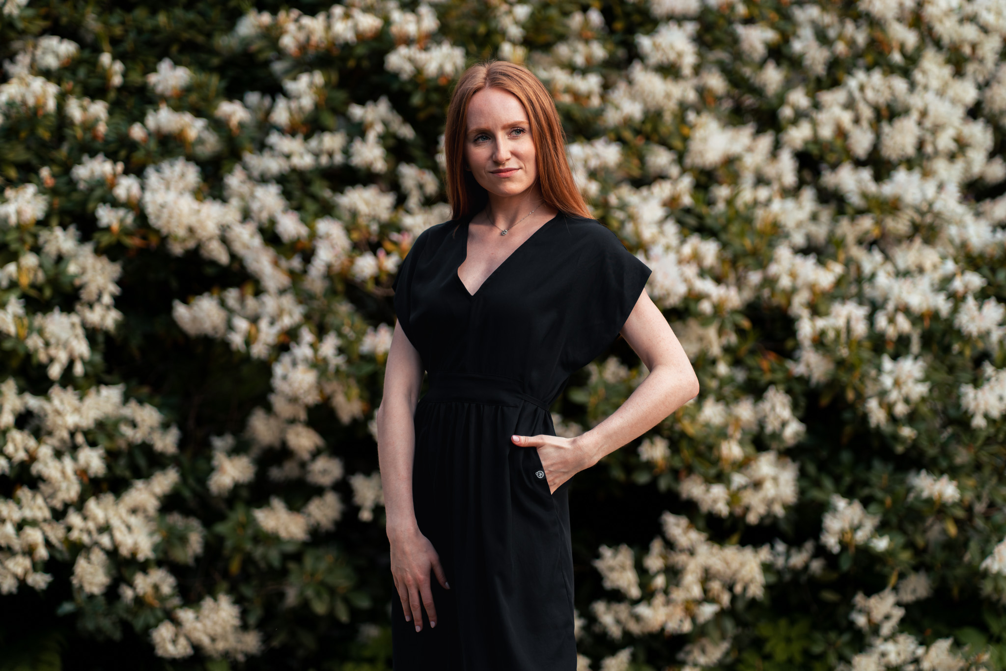Žena v přírodě s černými šaty od PlanetA Zodpovědná móda, produktová fotografie, 2023