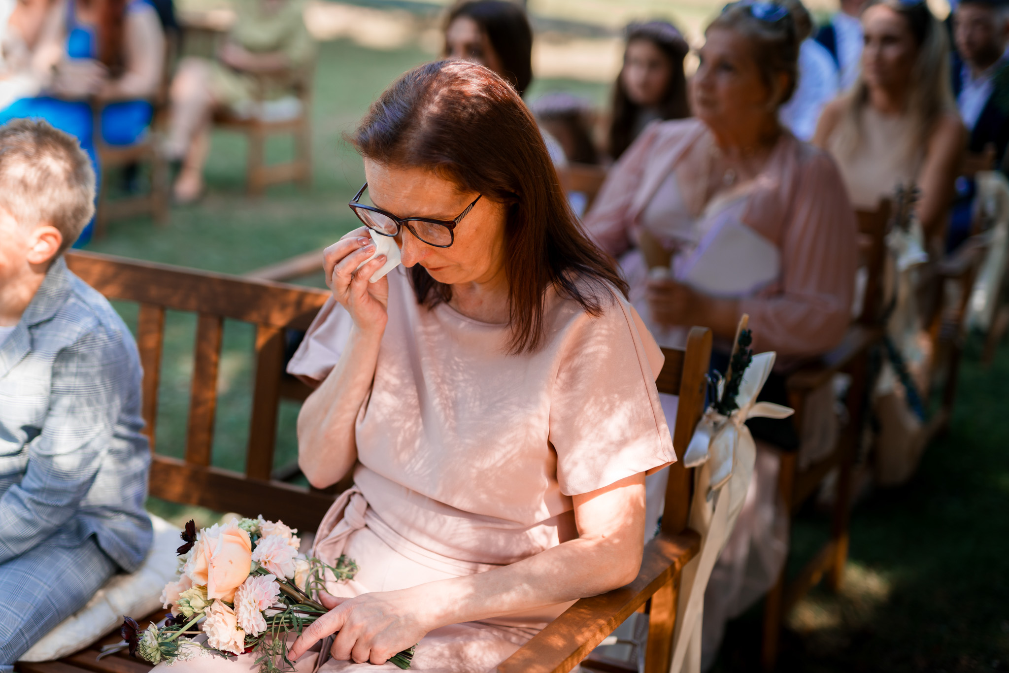 plačící maminka ženicha, svatba v dendrologické zahradě, svatební focení, průhonice, 2023