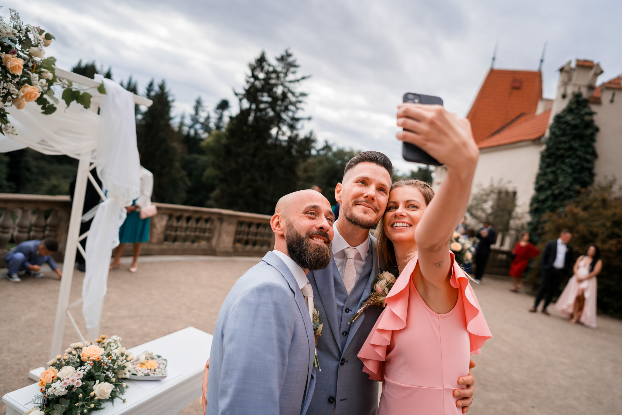 svatební gratulace a selfie, novomanželské portréty, svatba, svatební focení, praha, 2023