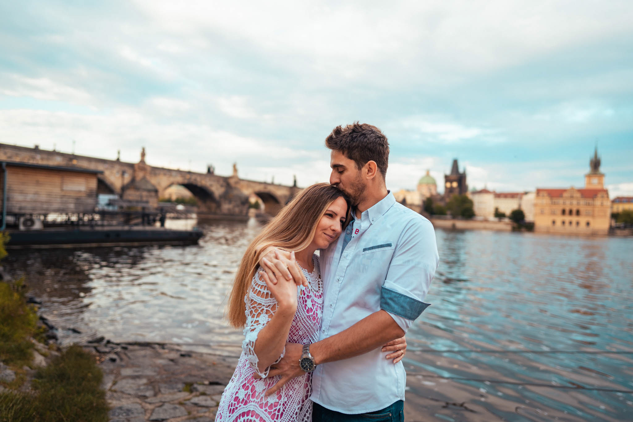 zamilovaný objímajícíse pár u Karlova mostu, Předsvatební focení, Párové focení, Praha, 2023