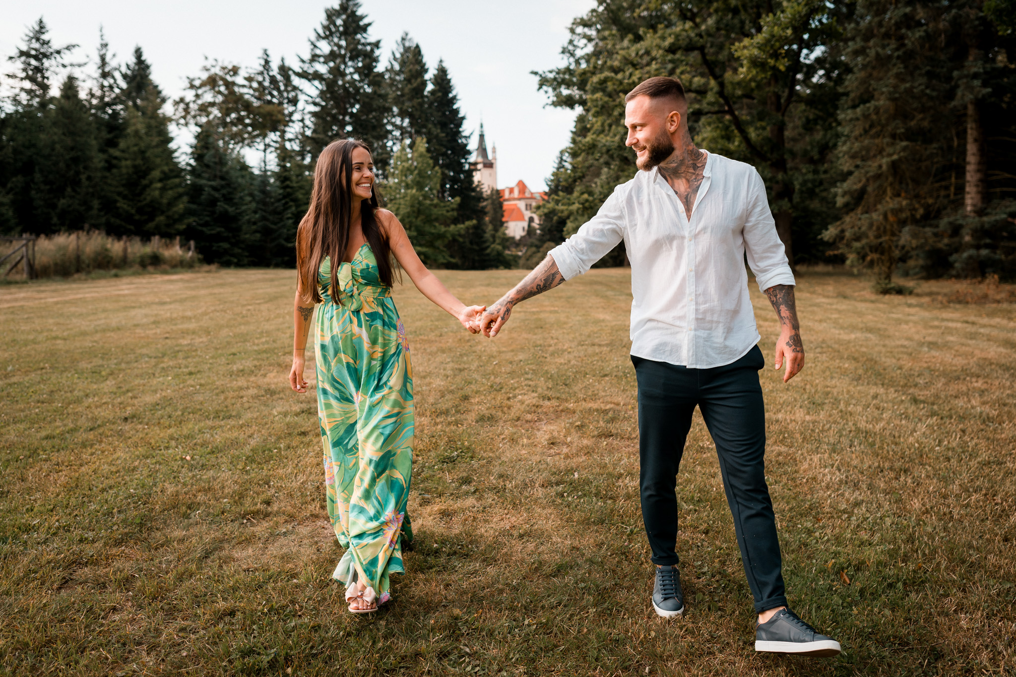 zamilovaný pár v Průhonickém parku na procházce, Předsvatební focení, Párové focení, Průhonice-Praha, 2023