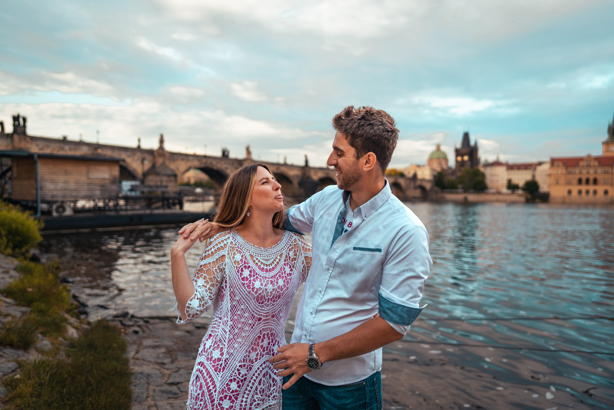 zamilovaný, objímajícíse pár, vyplazující na sebe jazyky u Karlova mostu, Předsvatební focení, Párové focení, Praha, 2023