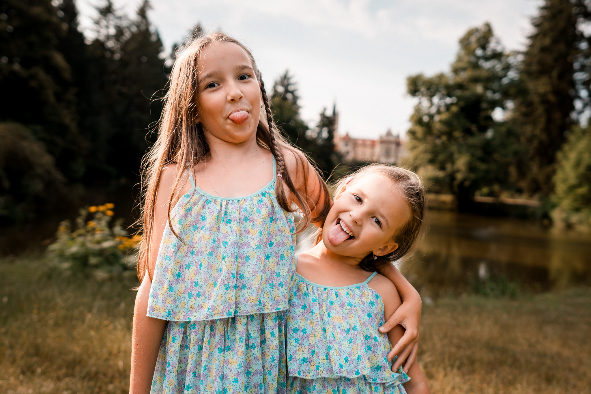 děti, sestry vyplazující jazyky, rodinné focení v Průhonickém parku, Rodinné focení, Průhonice-Praha, 2023