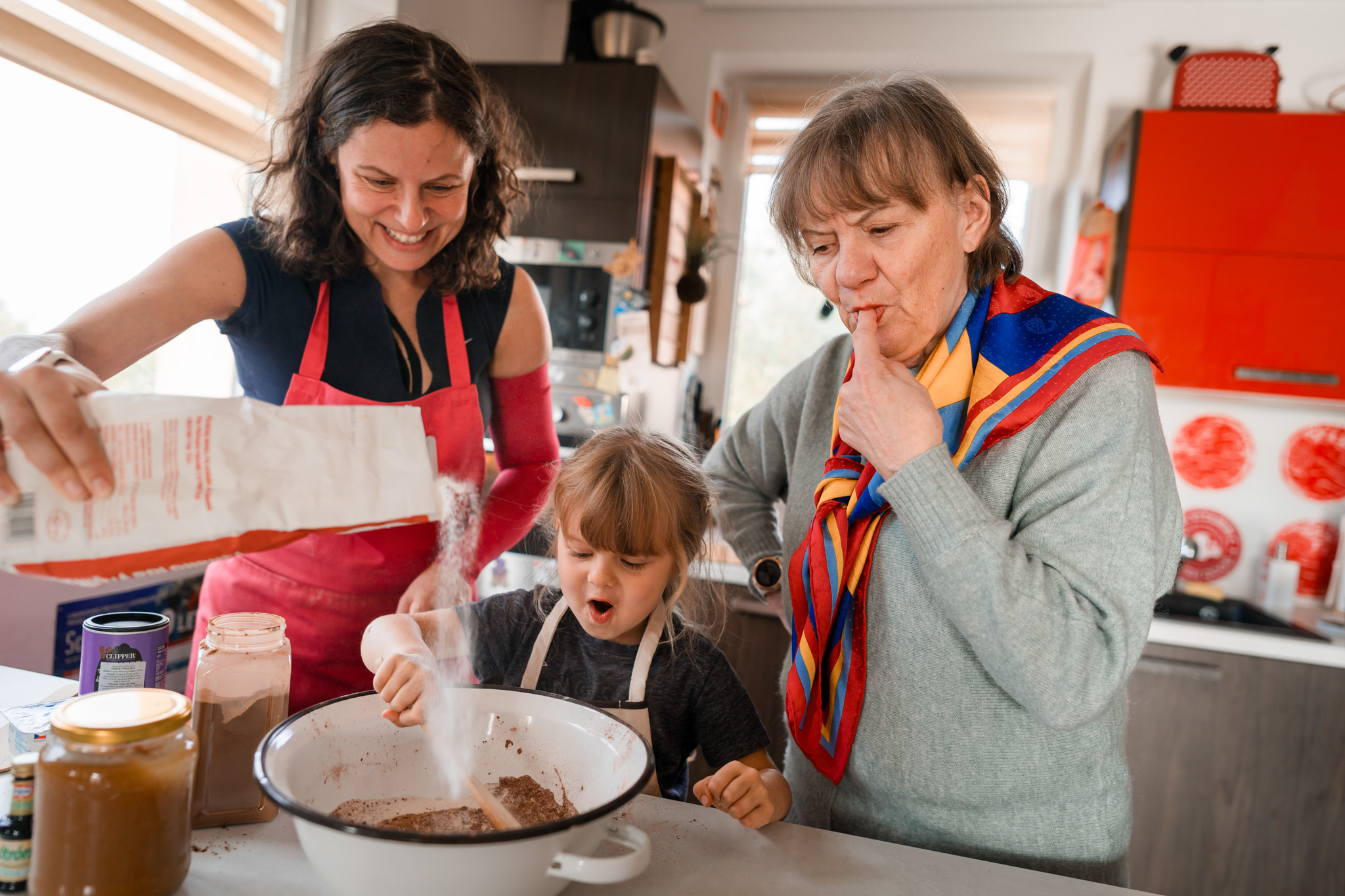 dcera, máma a babička pečou muffinů, rodinné domácí focení, rodinné focení, říčany, 2023